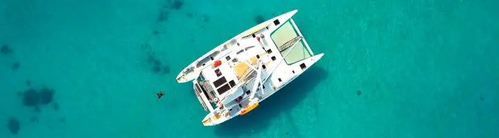 catamaran au mouillage en Polynésie