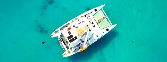 Catamaran au mouillage à Huahine