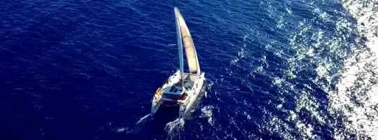 Catamaran à voile aux Tuamotu