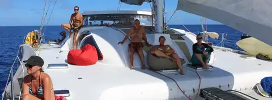 clients profitant de la navigation sur le pont du catamaran