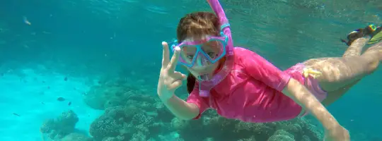 jeune fille en snorkeling à Huahine